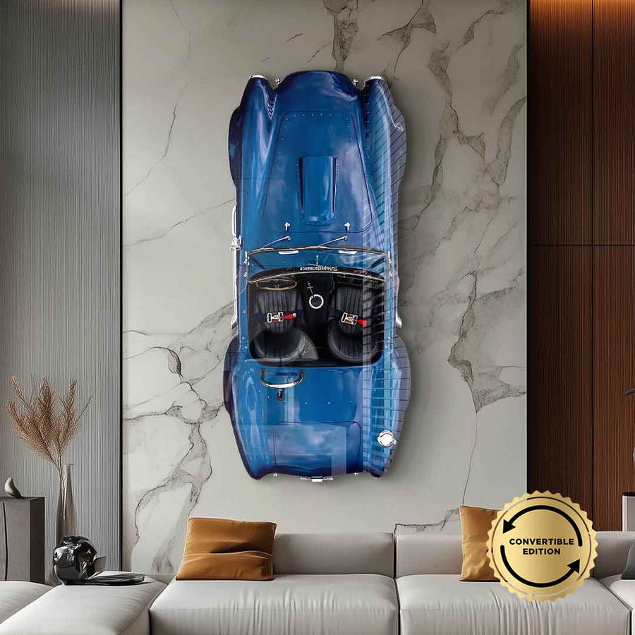 Wandskulptur 427 Roadster Full Blue an einer Marmorwand im Wohnraum