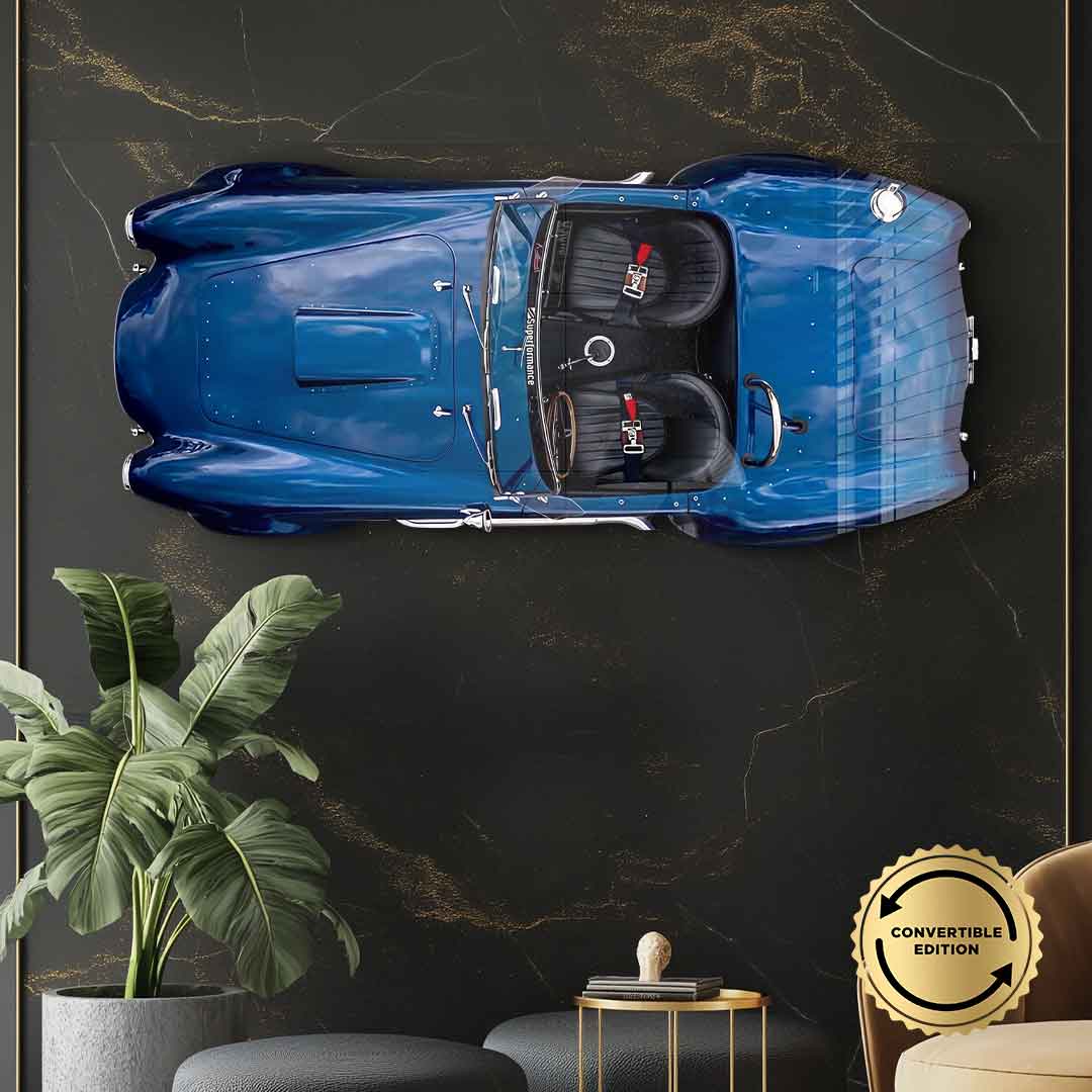 Wandskulptur 427 Roadster Full Blue an einer dunklen Marmorwand