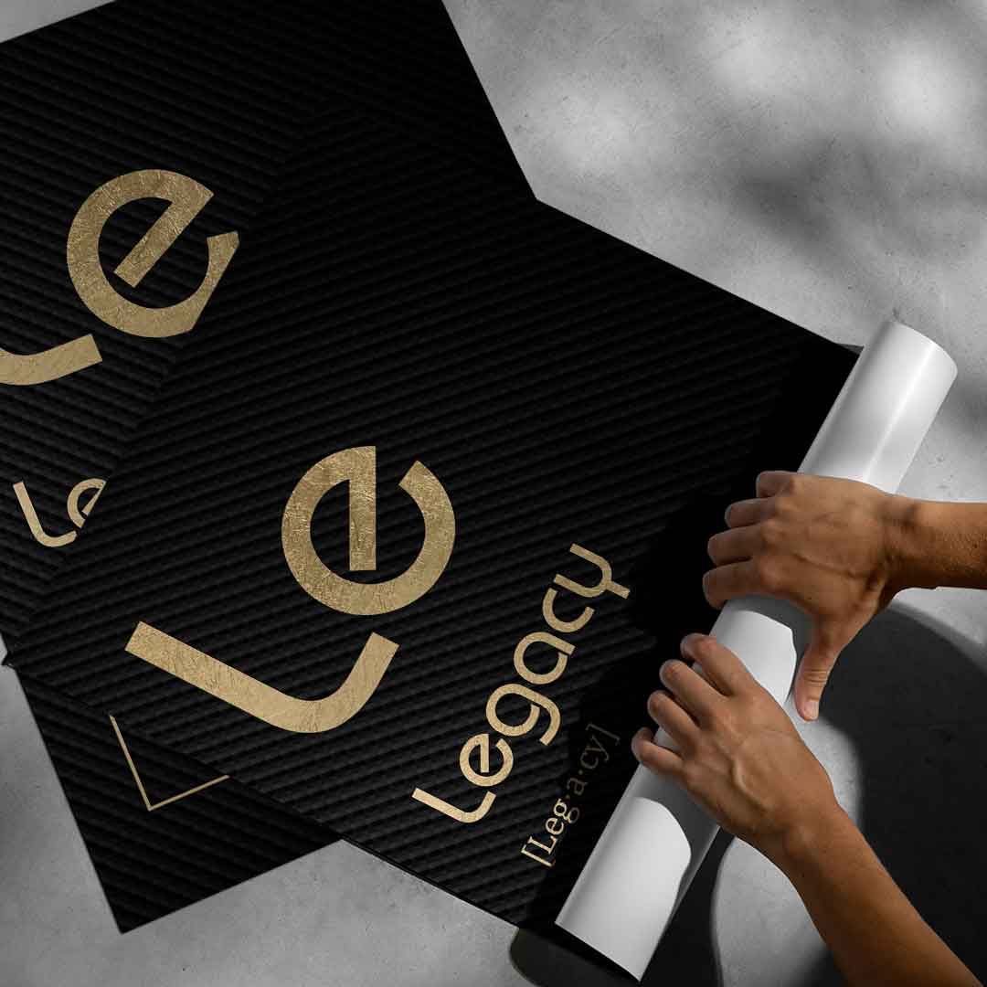 DOTCOMCANVAS® Legacy (Le) Poster Version Schwarz – aufgerollt