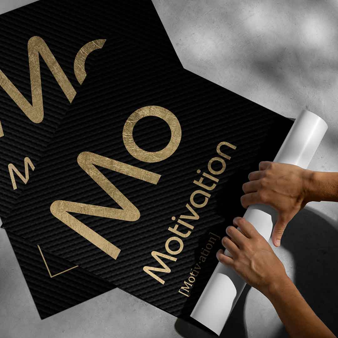 DOTCOMCANVAS® Motivation (Mo) Poster Version Schwarz – aufgerollt