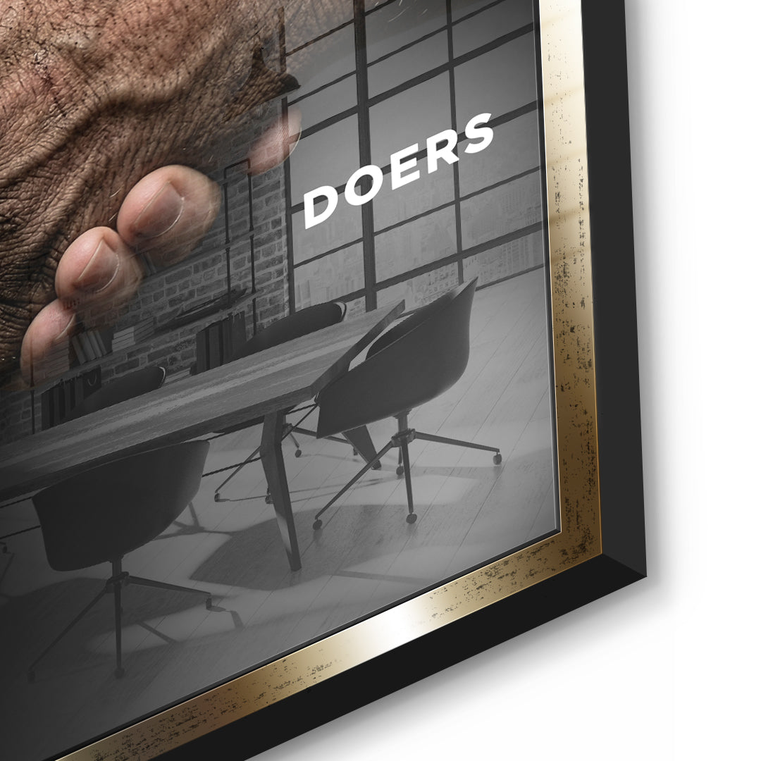 Detailaufnahme des 5mm Acrylglases, Talkers Vs Doers Handshake im goldenen Rahmen