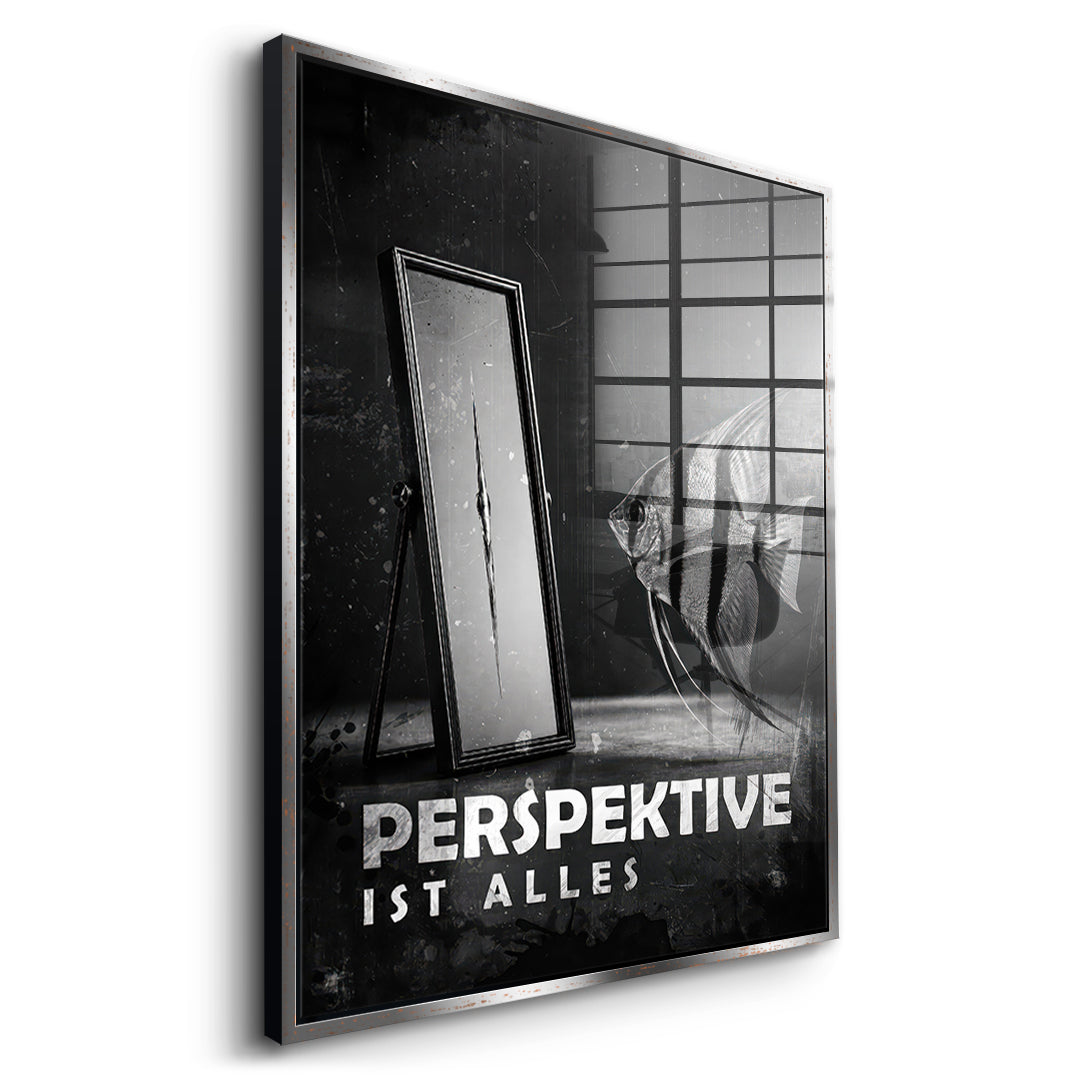 Seitenansicht des Acrylglasbilds Perspective Is Everything (Deutsch) im silbernen Rahmen