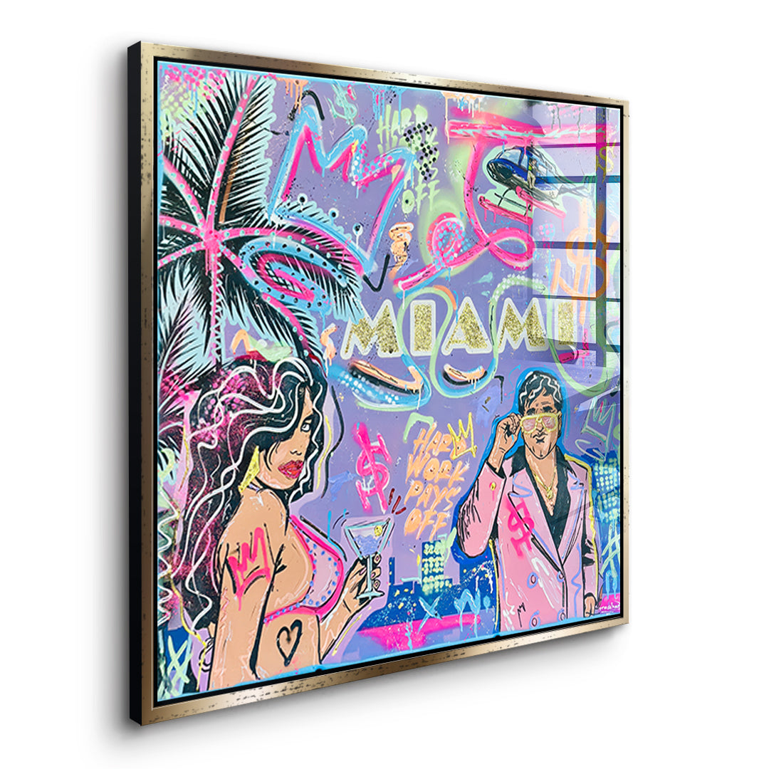 Seitenansicht des Acrylglasbilds Miami Money im goldenen Rahmen