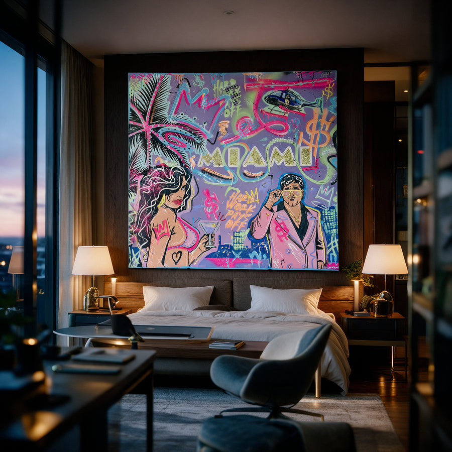 Poster Miami Money an der Wand eines modernen Wohnraums