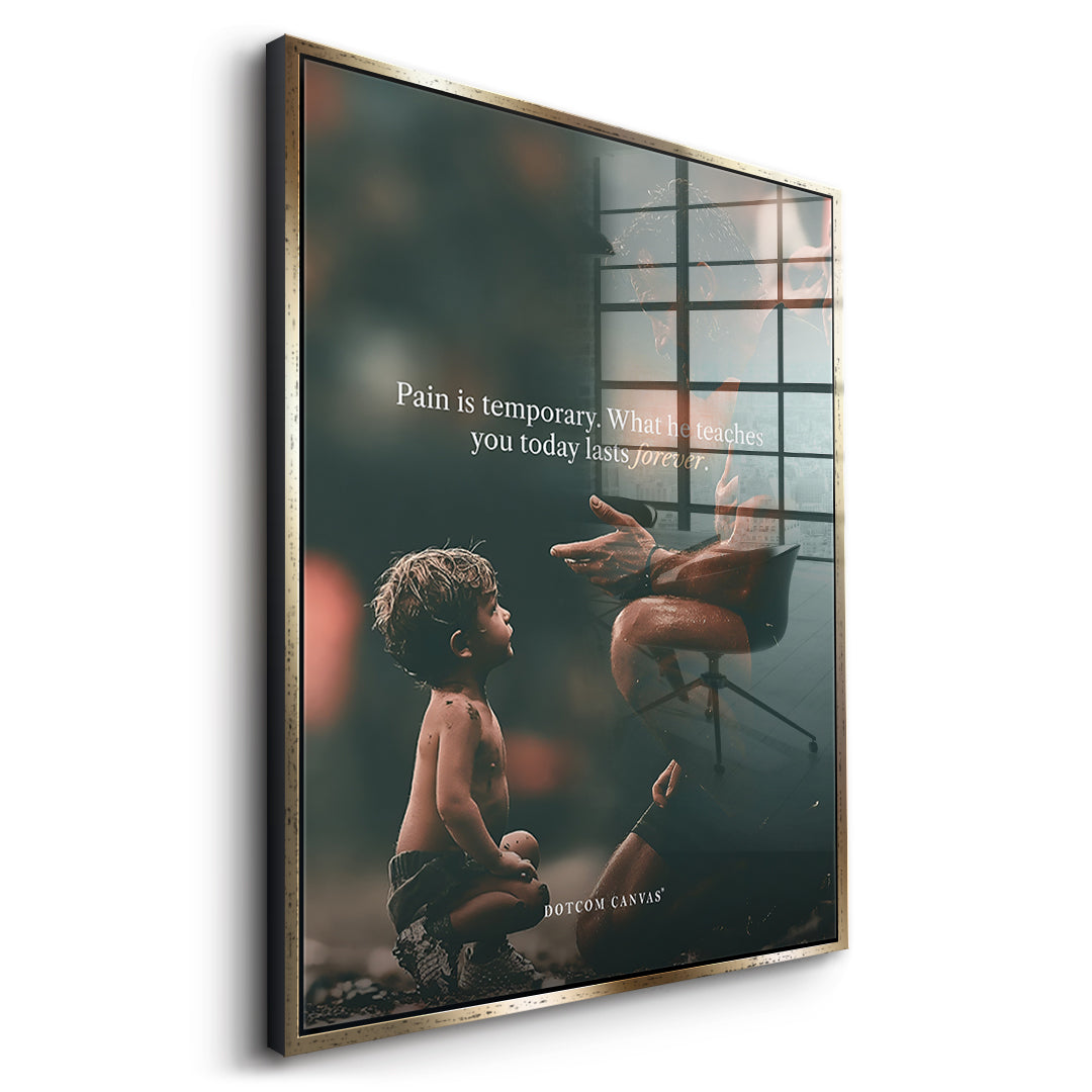 Seitenansicht des Acrylglasbilds Pain Is Temporary im goldenen Rahmen