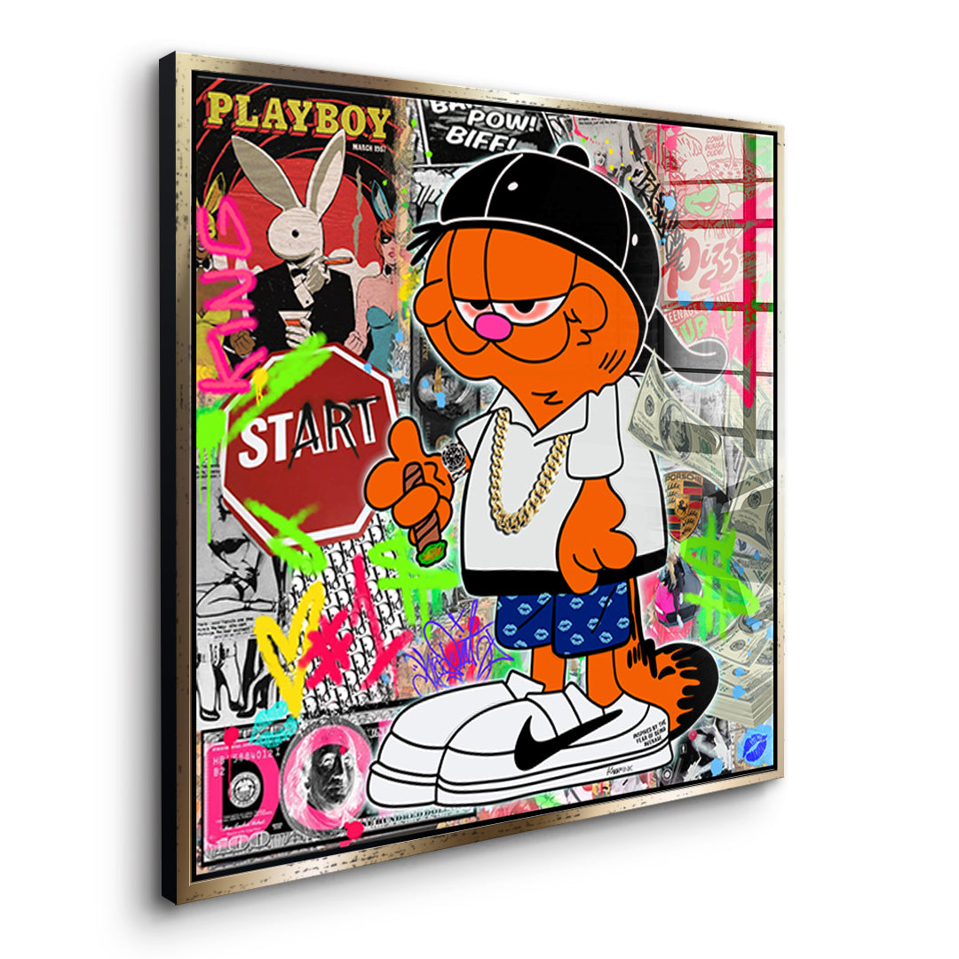 Seitenansicht des Acrylglasbilds Street Cat Swag im goldenen Rahmen
