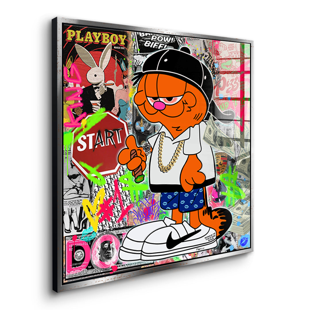 Seitenansicht des Acrylglasbilds Street Cat Swag im silbernen Rahmen