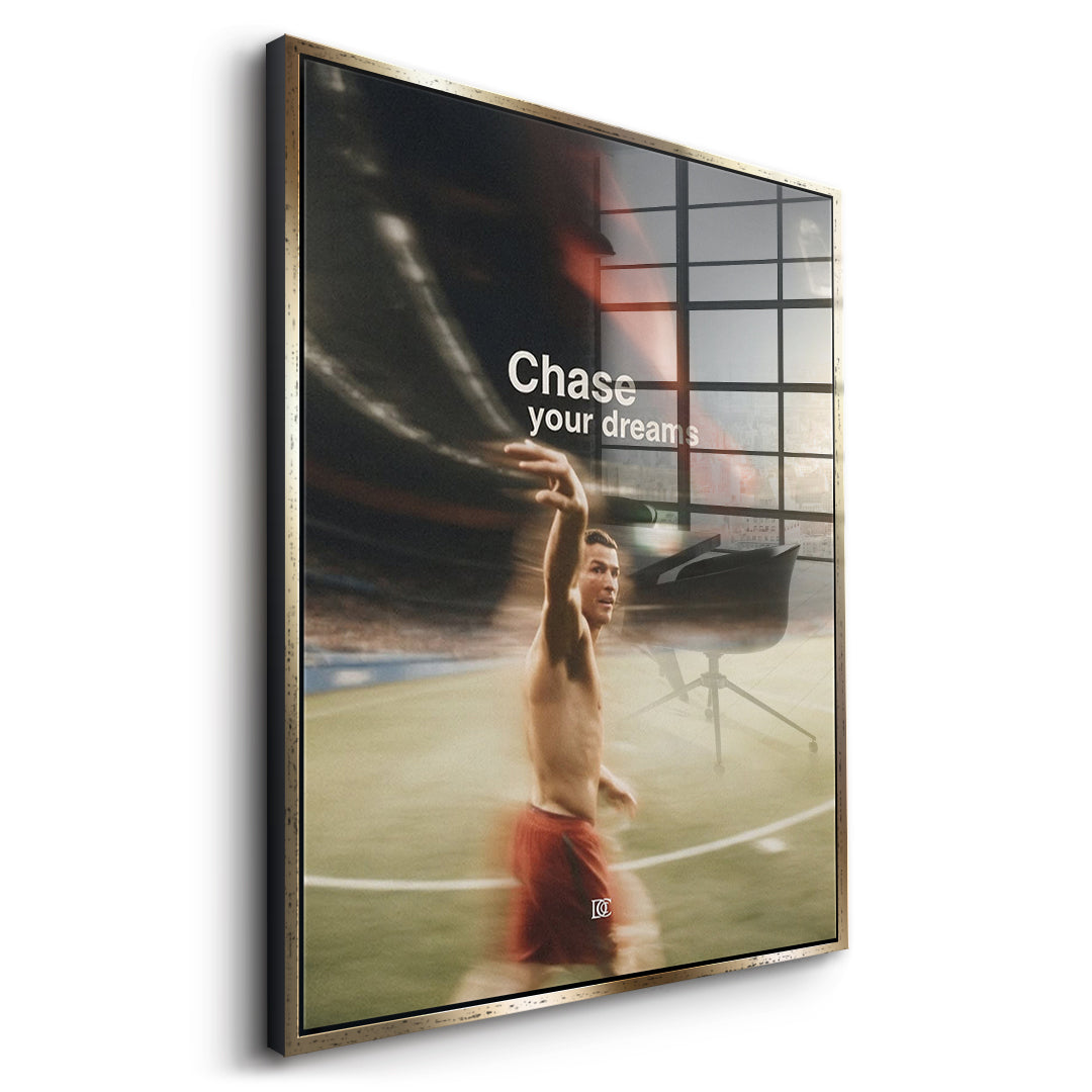 Seitenansicht des Acrylglasbilds Chase Your Dreams im goldenen Rahmen