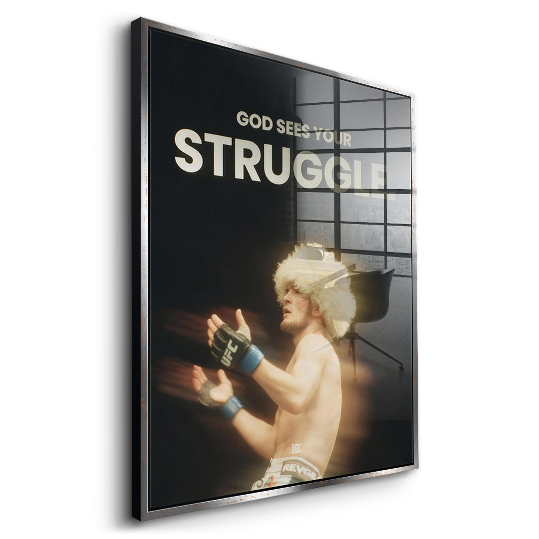 Seitenansicht des Acrylglasbilds God Sees Your Struggle im silbernen Rahmen