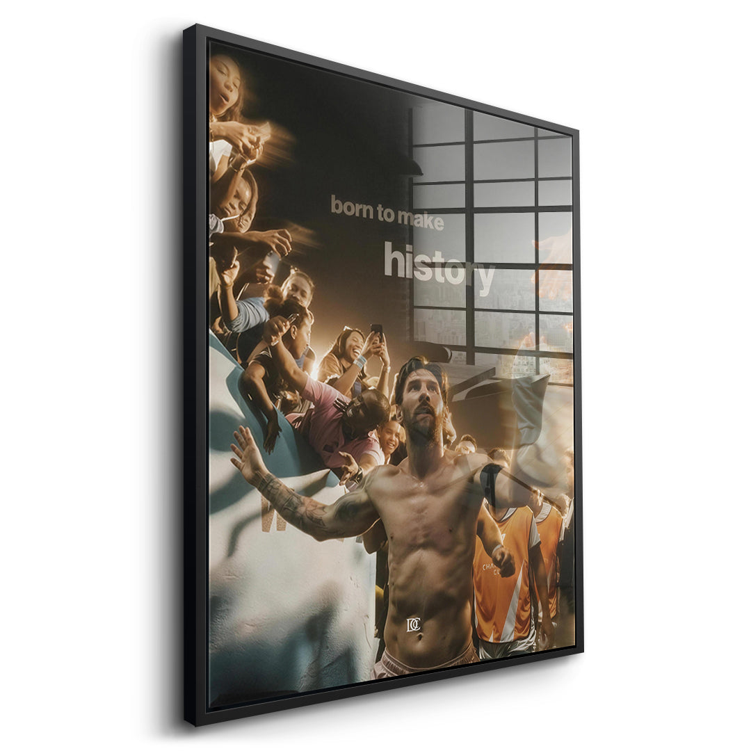 Seitenansicht des Acrylglasbilds Born To Make History im schwarzen Rahmen