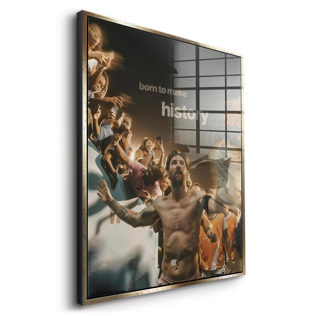 Seitenansicht des Acrylglasbilds Born To Make History im goldenen Rahmen