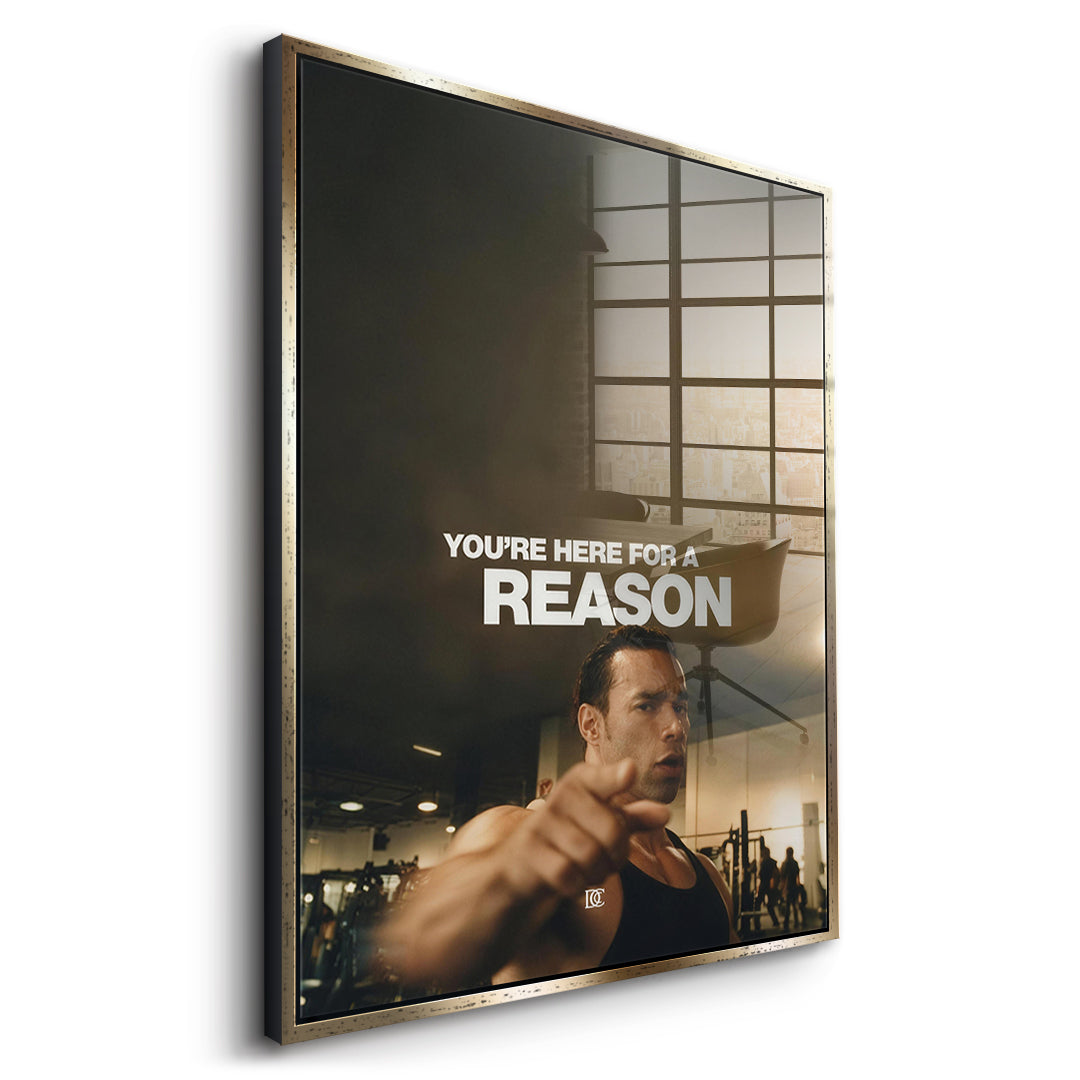 Seitenansicht des Acrylglasbilds You're Here For A Reason im goldenen Rahmen